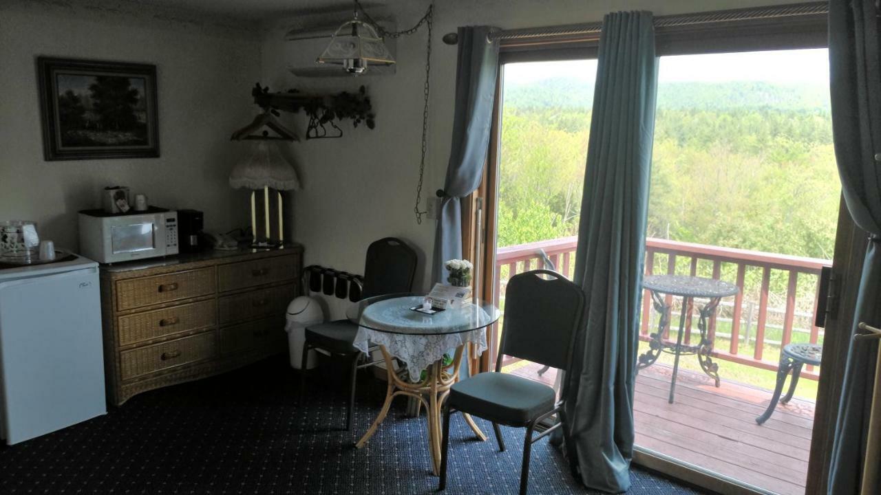 Midway Lodging Cornish Εξωτερικό φωτογραφία