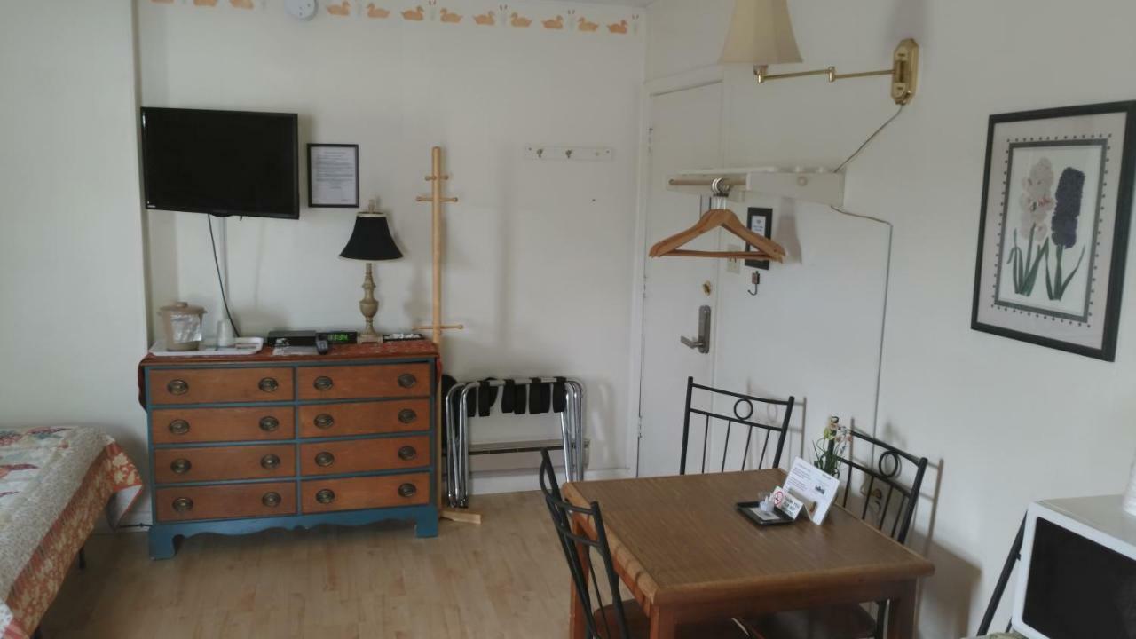 Midway Lodging Cornish Εξωτερικό φωτογραφία