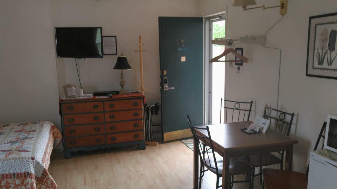 Midway Lodging Cornish Εξωτερικό φωτογραφία