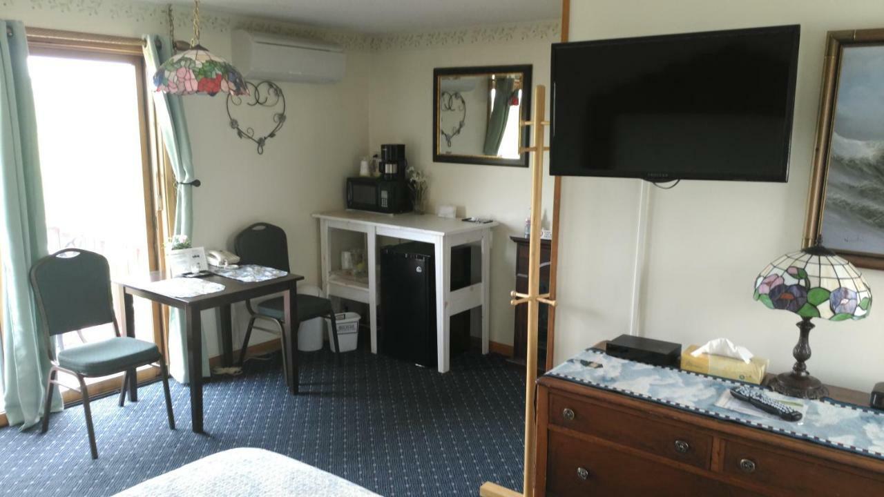 Midway Lodging Cornish Εξωτερικό φωτογραφία